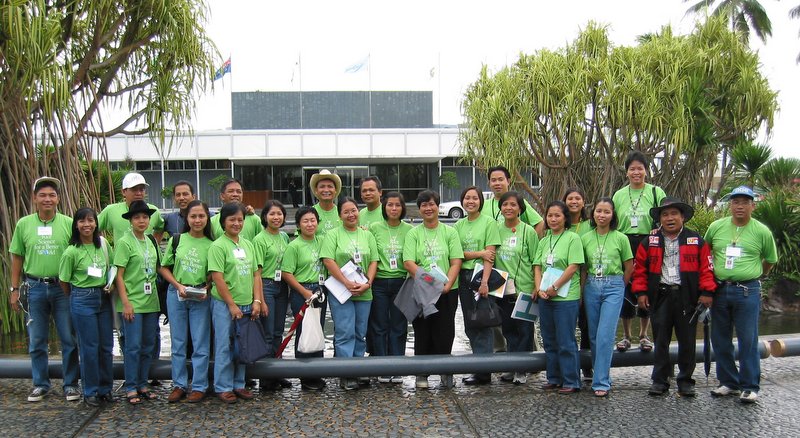 L-R: Carlos Casal, Jr., Josefina Narciso, Ato Reano, (???), Arnold Manza, Crisel Ramos, Varoy Pamplona, Lina Torrizo, (???), Jessica Rey, Caloy Huelma, Beng Enriquez, Joe Roxas, (???), Sylvia Avance, (???), Mark Nas, Ofie Namuco, Estella Pasuquin, (???), Ninay Herradura, Lily Molina, Tom Clemeno, Joel Janiya.